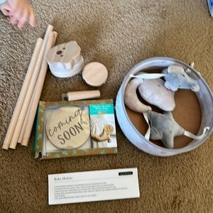Wooden weekly maternity photo props, baby mobile with baby mobile holder